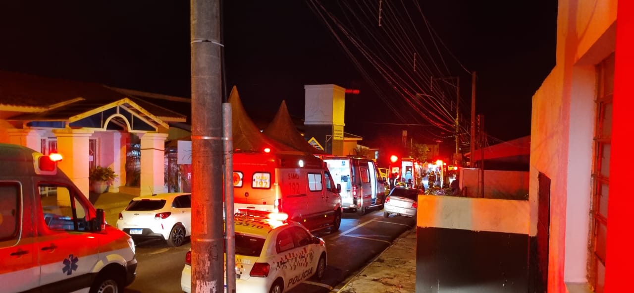 Foto 2 de 8 — Homem invade hospital e esfaqueia pessoas em Américo Brasiliense